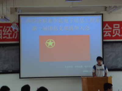 学生在发表竞选演讲