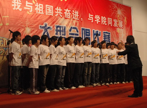 图1学生在深情高唱《歌唱祖国》