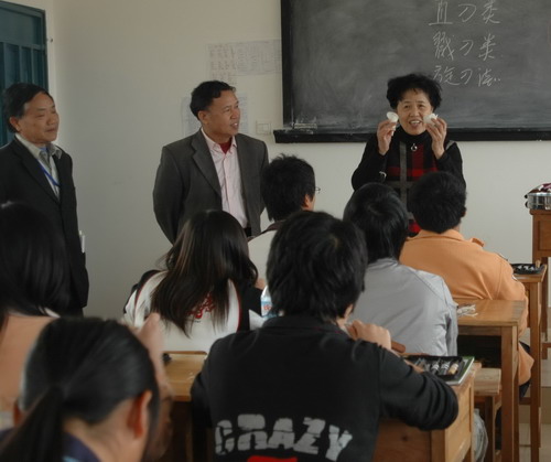 学院总顾问鼓励学生学好实用本领