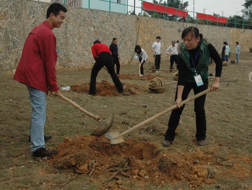 2009年3月12日，老师同学学们在植树。