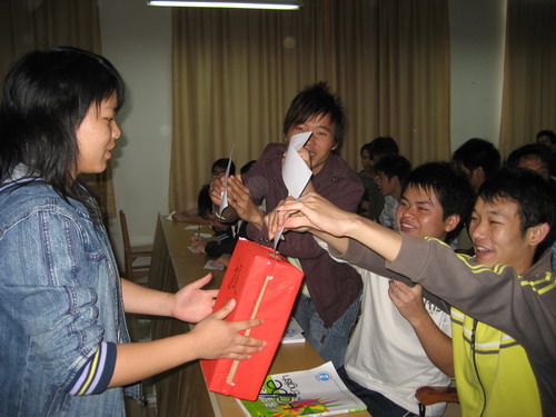同学们积极参与投票