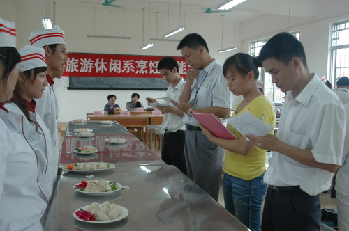 评委在认真打分