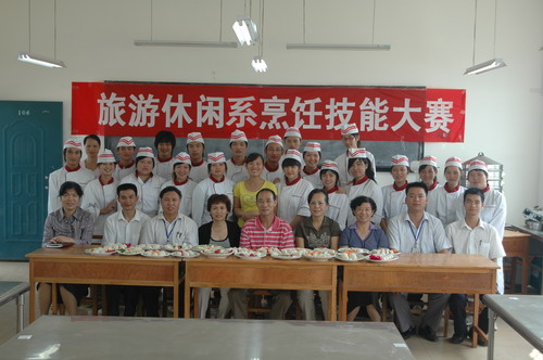 全体参赛人员与学院领导合影