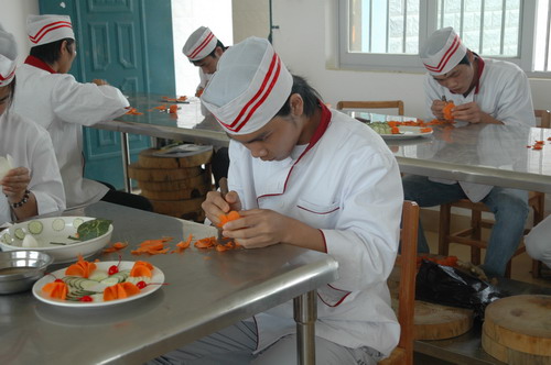 同学们在激烈地进行比赛