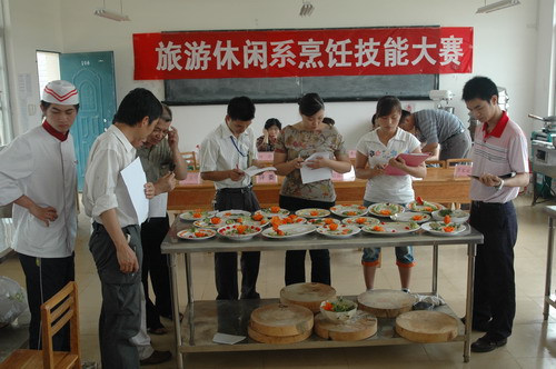 评委在认真的给选手作品评分