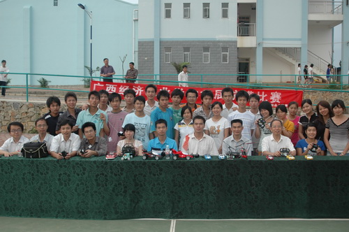 参赛选手与领导老师合影