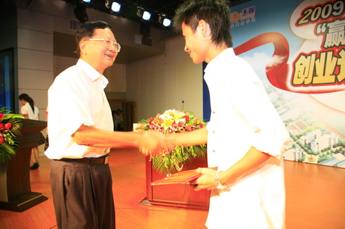 自治区人大原副主任、广西经济职业学院名誉院长甘幼玶为蔡树诚颁奖