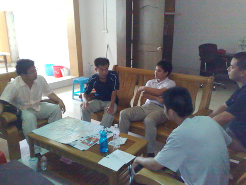 学院老师与廖经理（左二）就学生的实习情况进行交流