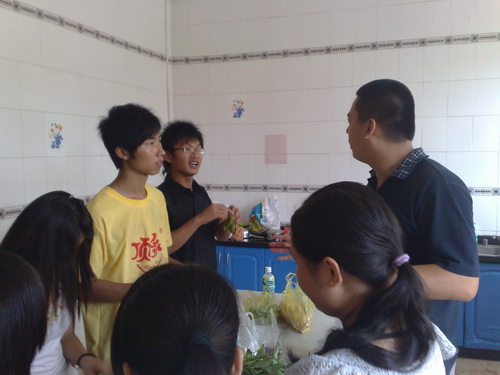 学院人力资源处副处长封雷（右一）与学生谈心