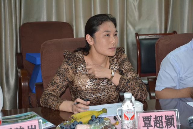 在信息整合反馈会上,专家广西工商职业技术学院财务处处长覃超颖