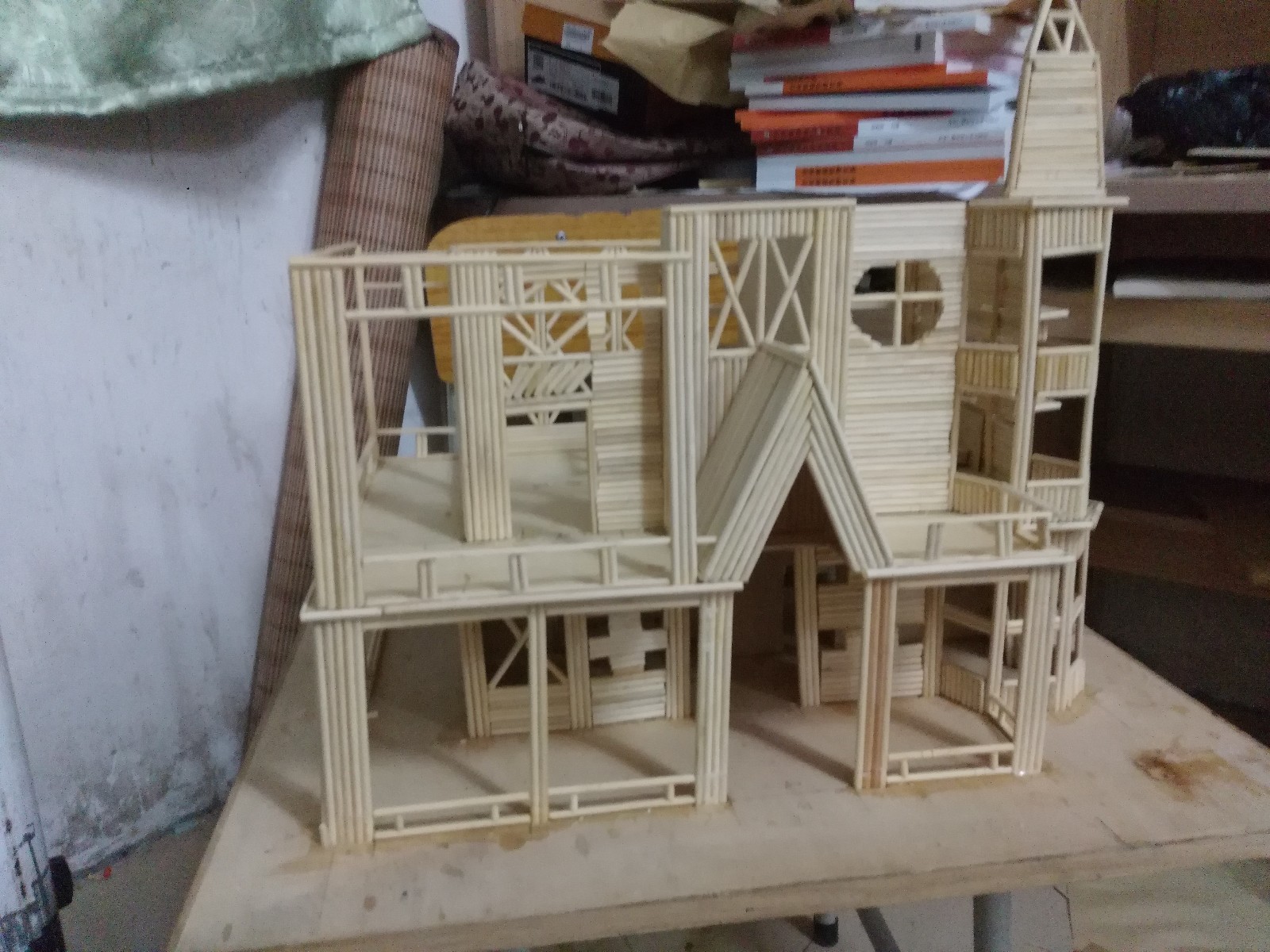 建筑模型制作使学生从图纸到实体之间的桥梁,它具有综合性强,涉及面广