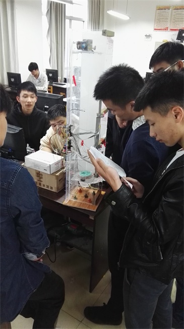 图2、15级同学进行毕业设计作品电梯模型制作.jpg