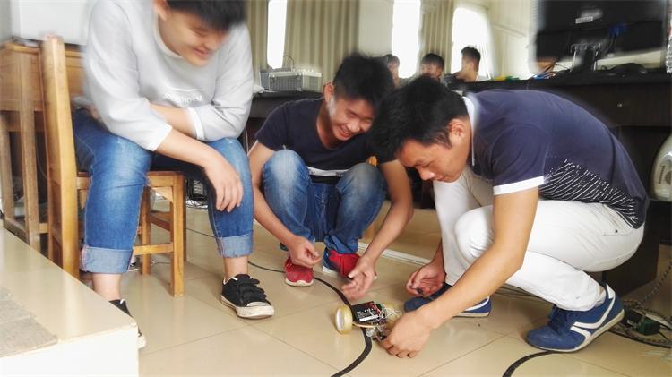 图1、15级同学进行寻迹小车调试.jpg
