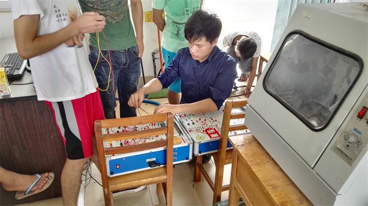 图3、15级同学在调试PLC实验箱.jpg