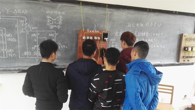 图2、16级同学进行电机控制实验.jpg