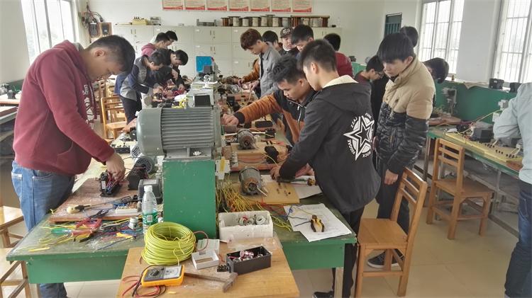 图3、16级同学进行电机控制实训.jpg