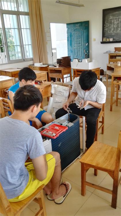 图2、15级同学进行空调安装维修实训.jpg
