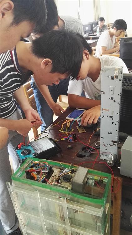 图2、15级同学进行电子技术技能实训.jpg