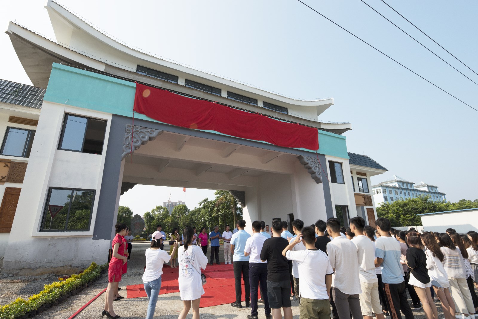 广西经济职业学院举行新大门揭牌仪式
