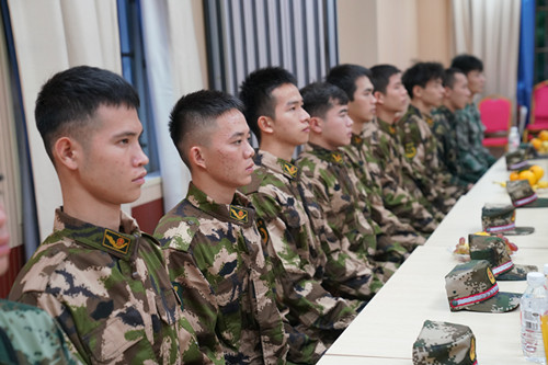 学生正襟危坐着.JPG