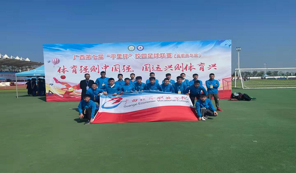 我院学生集体合影11.png