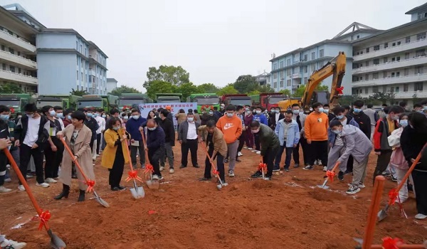 全体师生铲土动工图.jpg