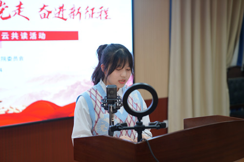 2021级电子商务1班 盛智琳 朗诵《共产党宣言》.JPG
