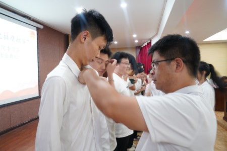 佩戴团徽 (自定义).JPG
