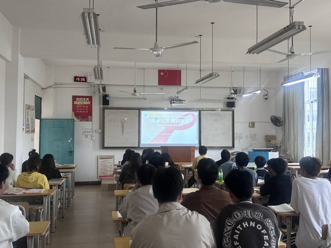学生观看防艾科普大讲堂直播回放——正面.png