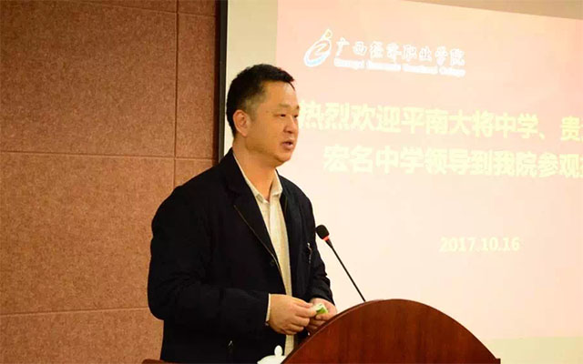 10月16日上午,大将集团李荣坚董事长率平南大将中学和贵港大将宏名