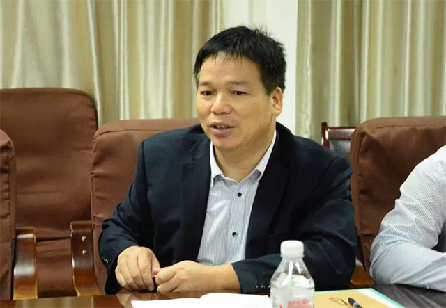 随后,在肖开宁院长的陪同下,李荣坚董事长参观了学院.