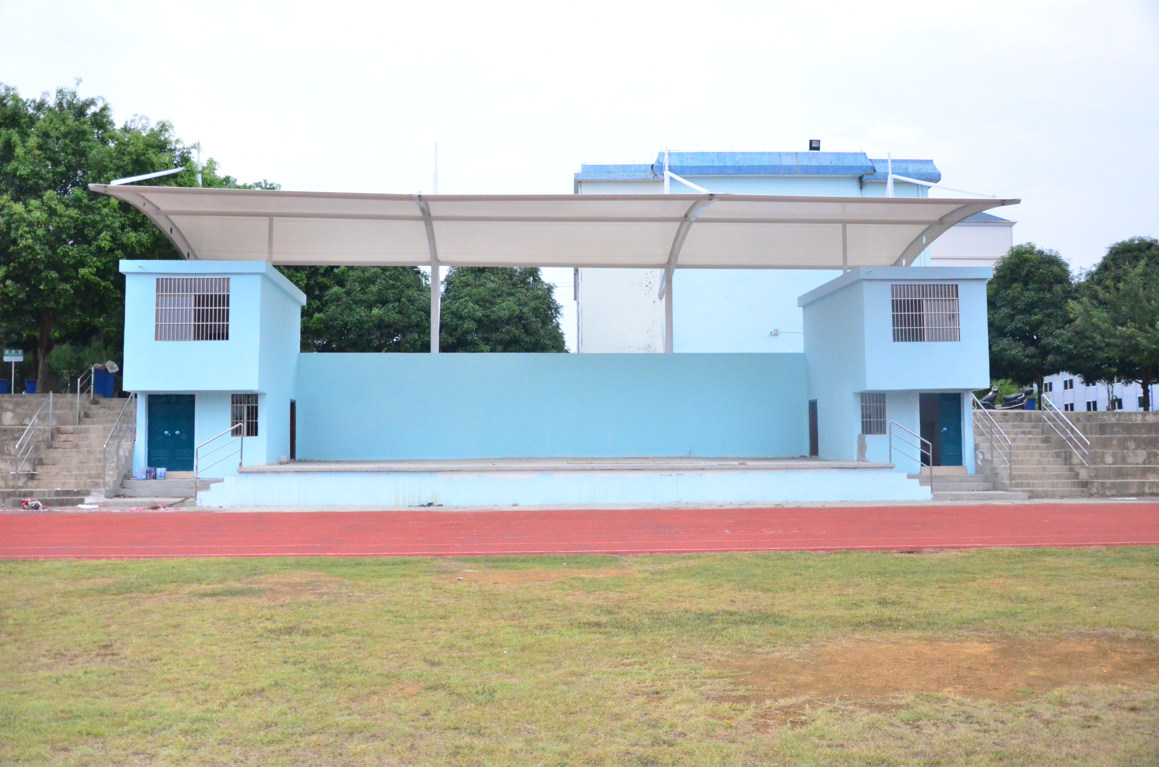 学院新舞台搭建初见雏形 蓝白相间纯净浪漫-广西经济职业学院