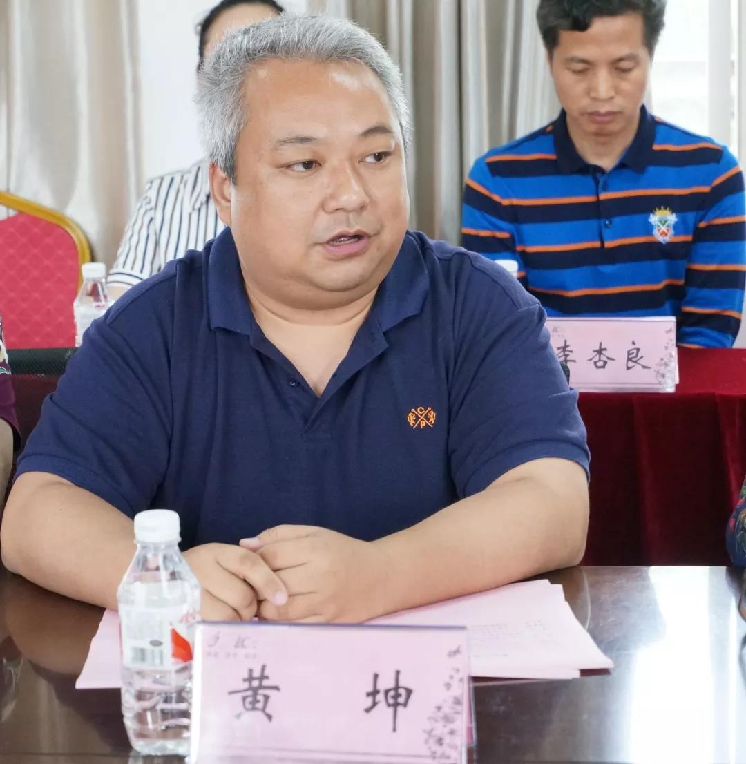 副院长黄坤代表学院董事会作表态发言.